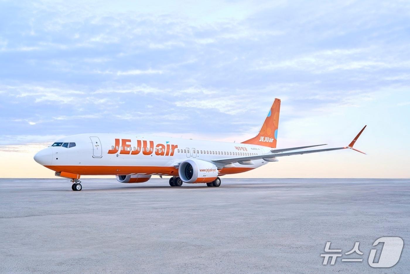 본문 이미지 - 제주항공은 차세대 항공기 B737-8 14호기를 구매 도입했다. 이번 도입으로 제주항공의 B737-8은 14대로 늘어 전체 여객기 43대의 32.6%를 차지하게 됐다. 사진은 제주항공 B737-8 항공기.(제주항공 제공) 