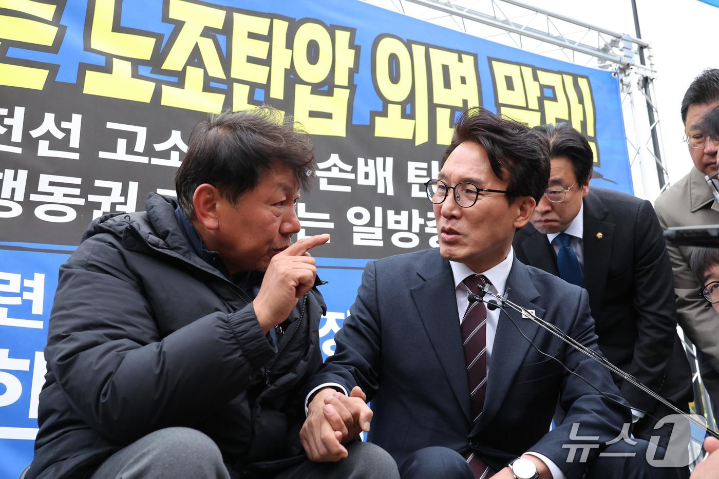 본문 이미지 - 김민석 더불어민주당 대표가 29일 서울 여의도 국회 앞에서 단식 농성 중인 김준영 금속노련 위원장과 대화하고 있다. 2026.10.29 ⓒ 뉴스1 신웅수 기자