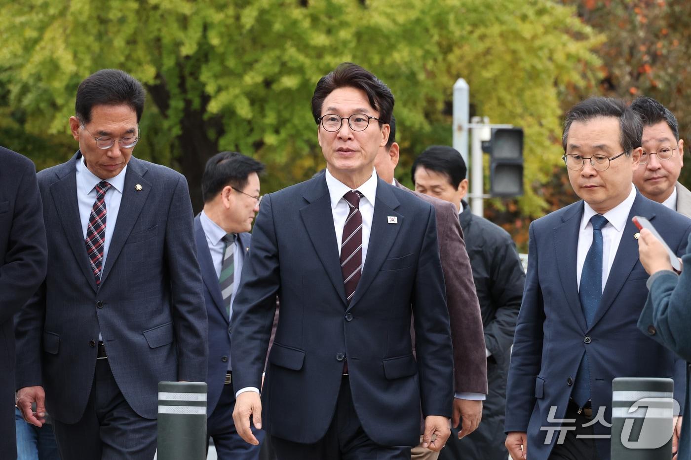 본문 이미지 - 김민석 더불어민주당 대표가 29일 서울 여의도 국회 앞에서 마련된 김준영 금속녀련 위원장 단식 농성장으로 향하고 있다. 2026.10.29 ⓒ 뉴스1 신웅수 기자