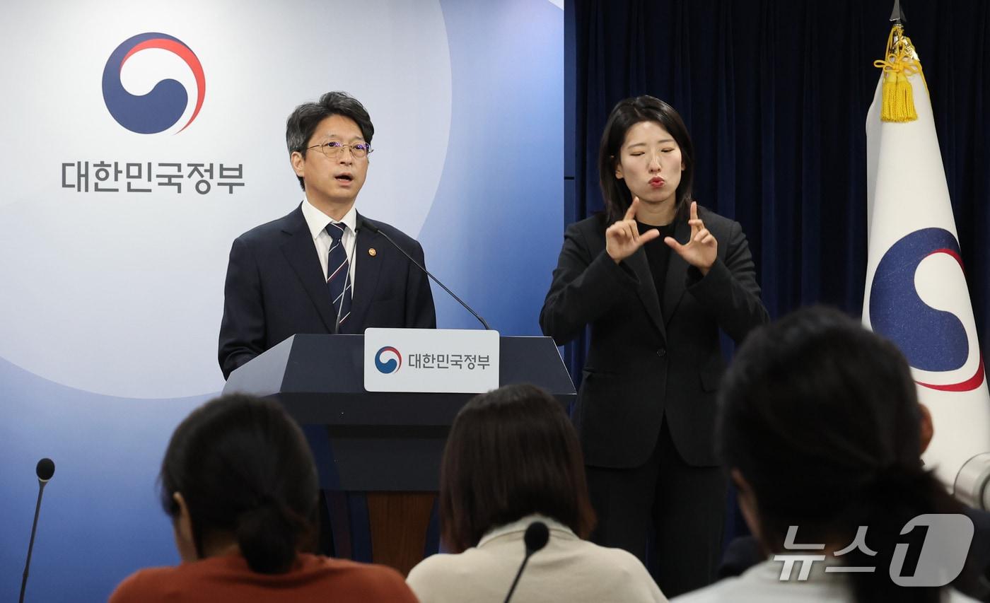 본문 이미지 - 홍지선 국토교통부 장관이 29일 서울 종로구 정부서울청사에서 제2차 주택공급 정례브리핑을 하고 있다. 이날 공개한 수도권 신규 공공택지는 서울 강서와 경기 김포·남양주·하남 등 9곳, 총 10만 4000가구 규모다. 2026.10.29 ⓒ 뉴스1 이종덕 기자