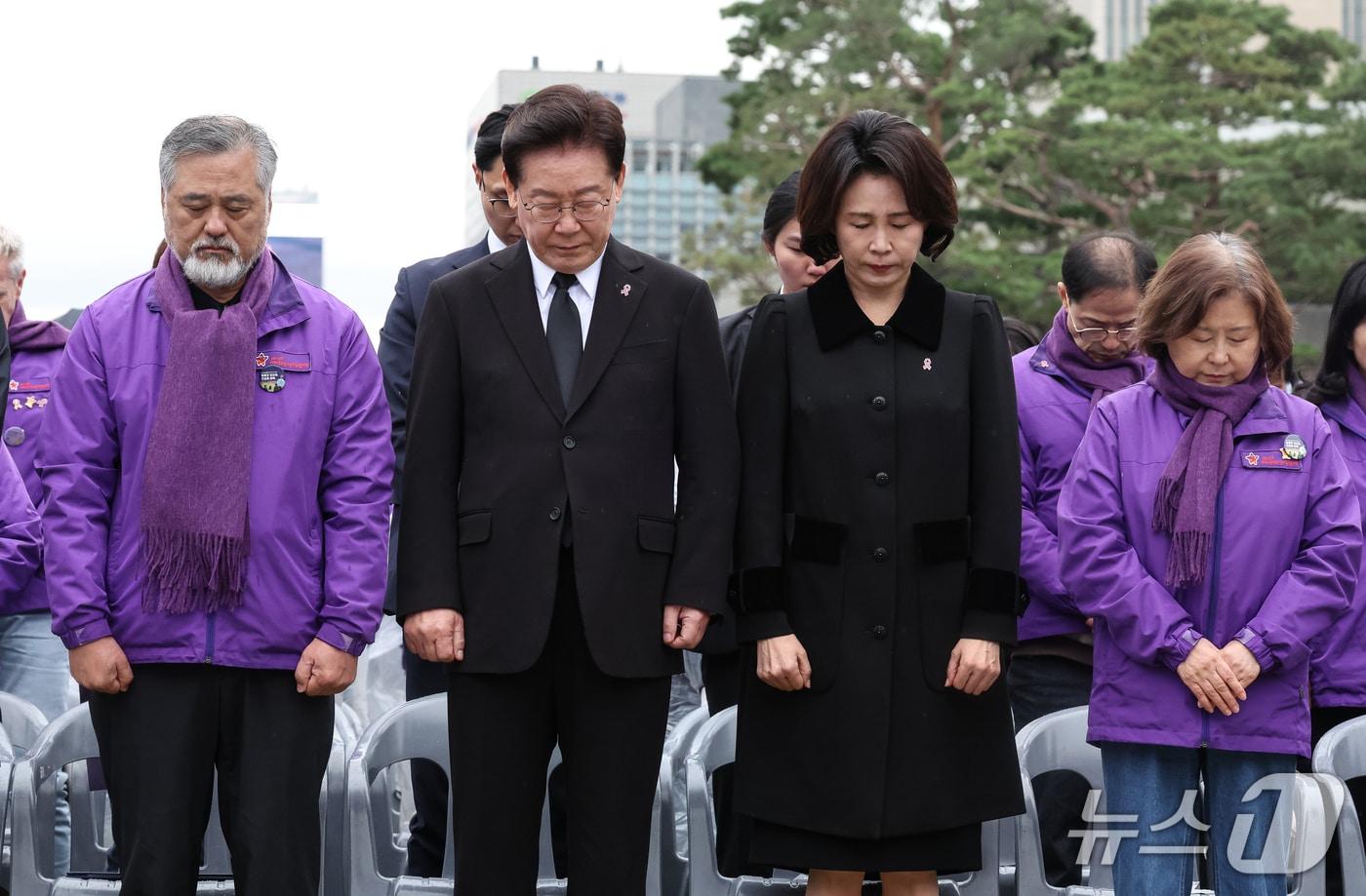 본문 이미지 - 이재명 대통령과 김혜경 여사가 29일 서울 광화문광장에서 열린 이태원참사 4주기 기억식에서 묵념을 하고 있다. 2026.10.29 ⓒ 뉴스1 허경 기자