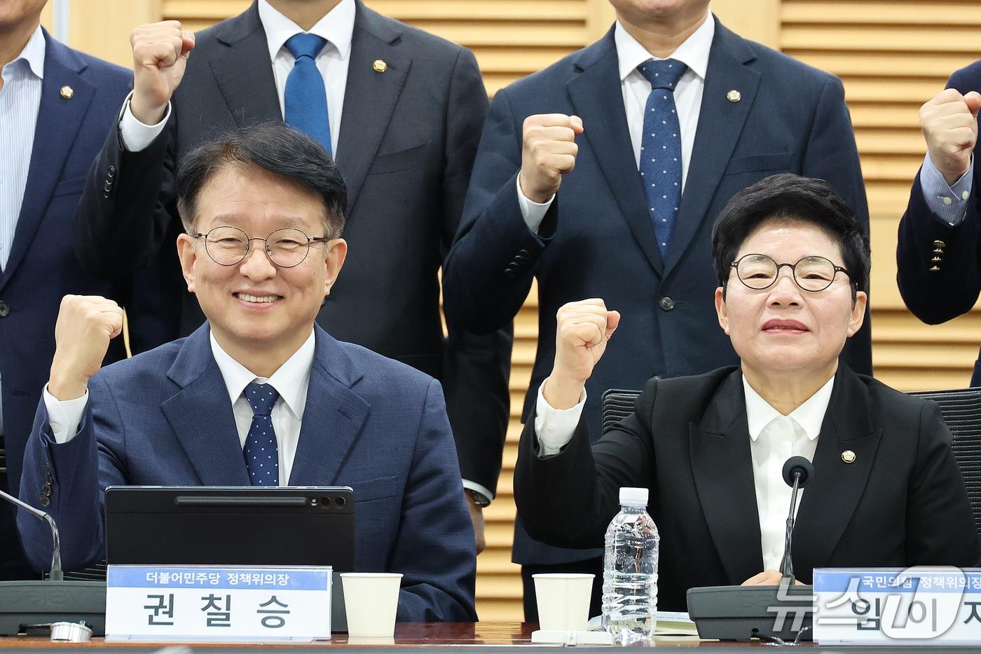 본문 이미지 - 권칠승 더불어민주당 정책위의장과 임이자 국민의힘 정책위의장이 29일 서울 여의도 국회 의원회관에서 열린 여야가 함께 만드는 플랫폼 안전망 제도화 토론회에서 참석자들과 기념 촬영을 하고 있다. 2026.10.29 ⓒ 뉴스1 신웅수 기자
