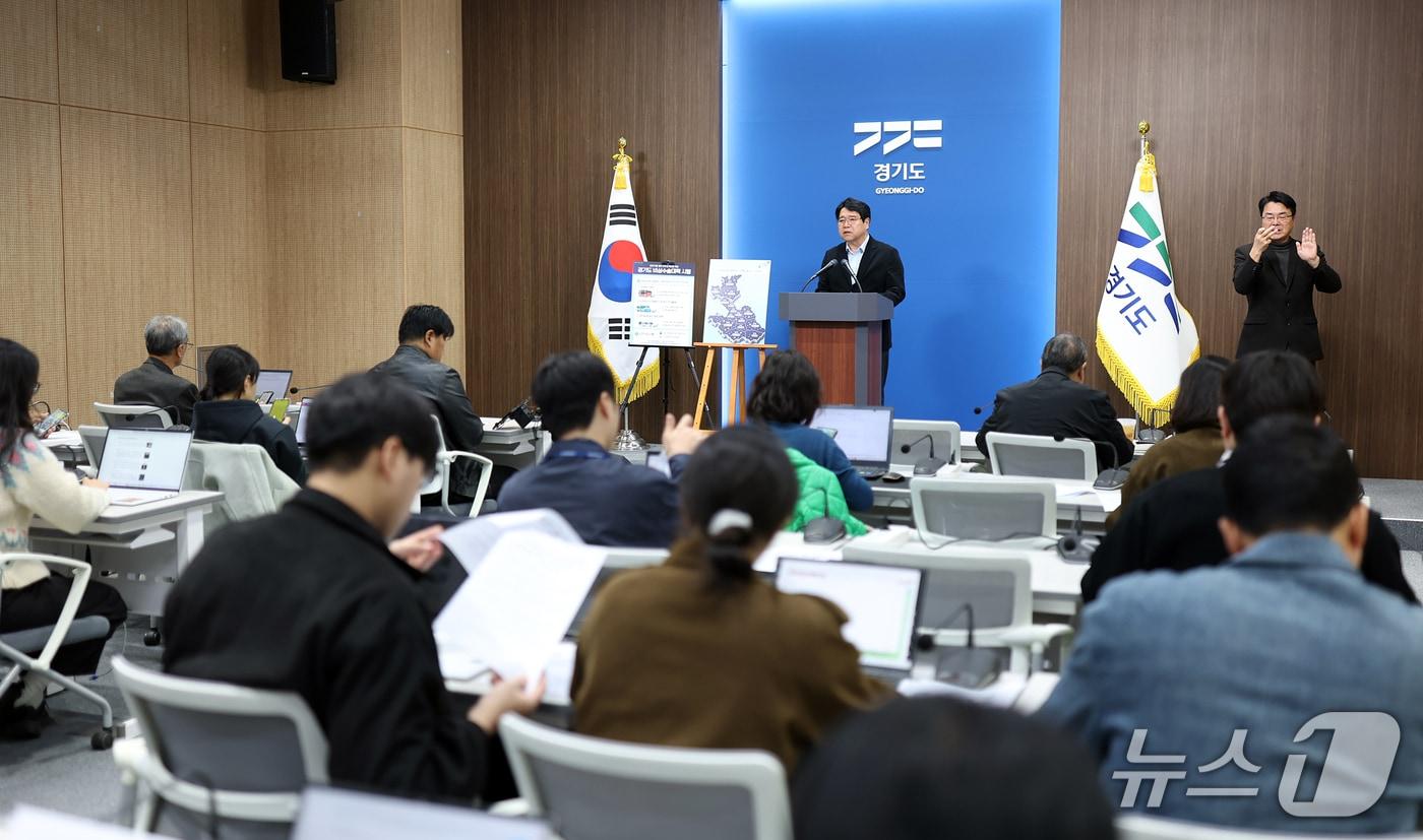 본문 이미지 - 29일 경기도청 브리핑룸에서 윤태완 도 교통국장이 버스파업 가능성에 대비한 비상수송대책을 설명하고 있다. (경기도 제공. 재판매 및 DB 금지)
