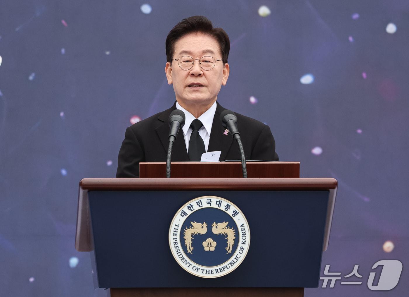 본문 이미지 - 이재명 대통령이 29일 서울 광화문광장에서 열린 이태원참사 4주기 기억식에서 추모사를 하고 있다. 2026.10.29 ⓒ 뉴스1 허경 기자