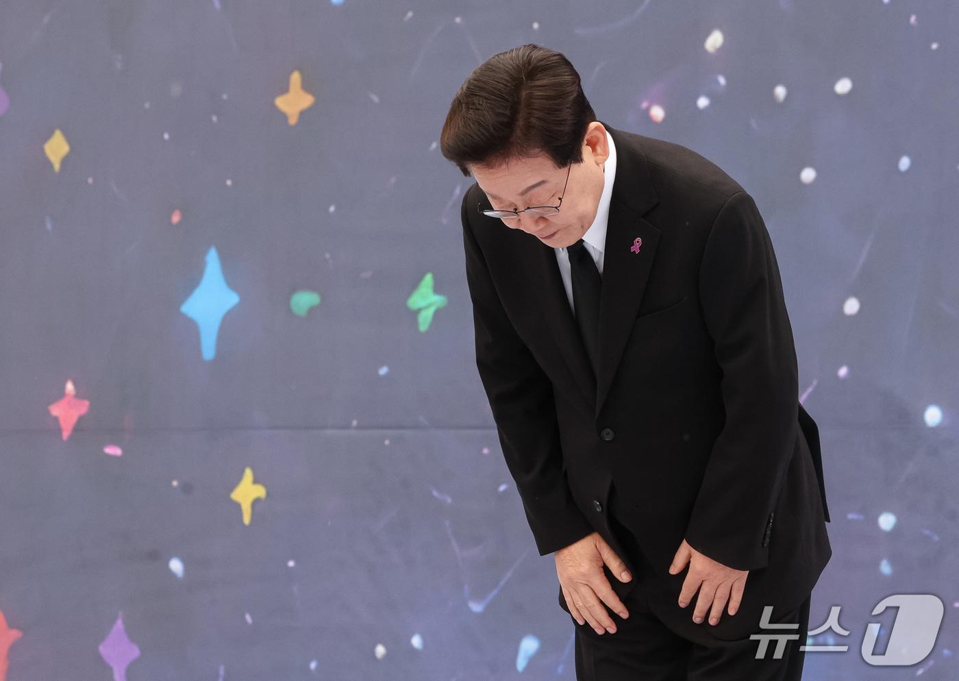 본문 이미지 - 이재명 대통령이 29일 서울 광화문광장에서 열린 이태원참사 4주기 기억식에서 추모사를 마친 후 인사하고 있다. 2026.10.29 ⓒ 뉴스1 허경 기자