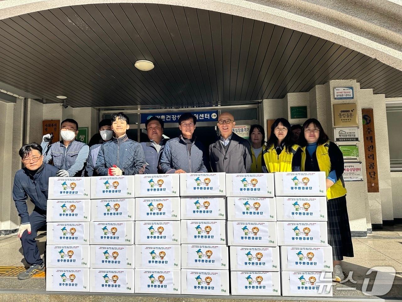 본문 이미지 - 광주환경공단 임직원들이 지역 사회복지시설에 전달하기 위해 봄부터 가을까지 키워온 감을 수확해 포장하고 있다.(광주환경공단 제공. 재판매 및 DB 금지.)