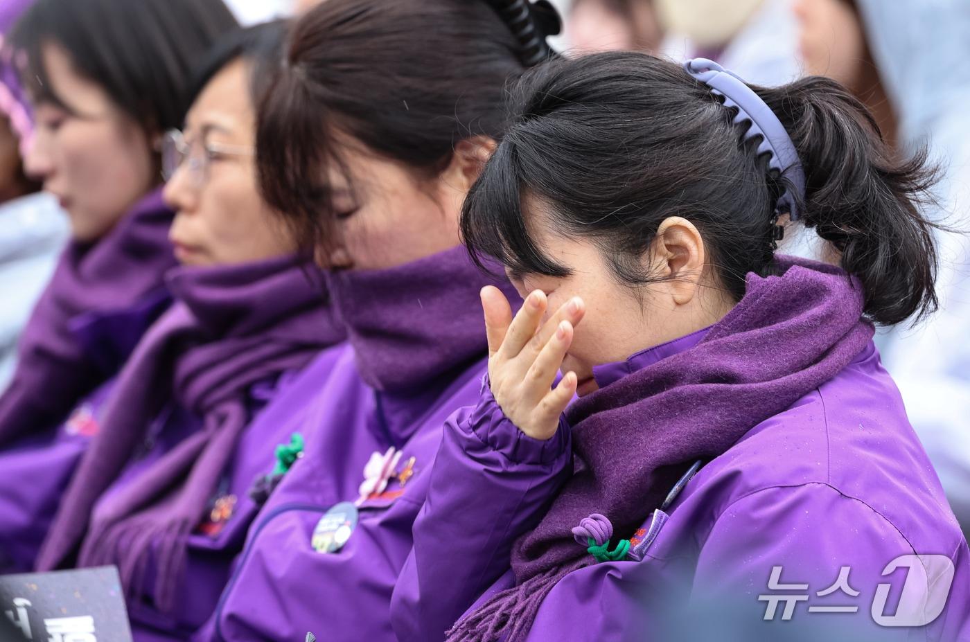 본문 이미지 - 29일 서울 광화문광장에서 열린 이태원참사 4주기 기억식에서 유가족이 눈물을 흘리고 있다. 2026.10.29 ⓒ 뉴스1 허경 기자