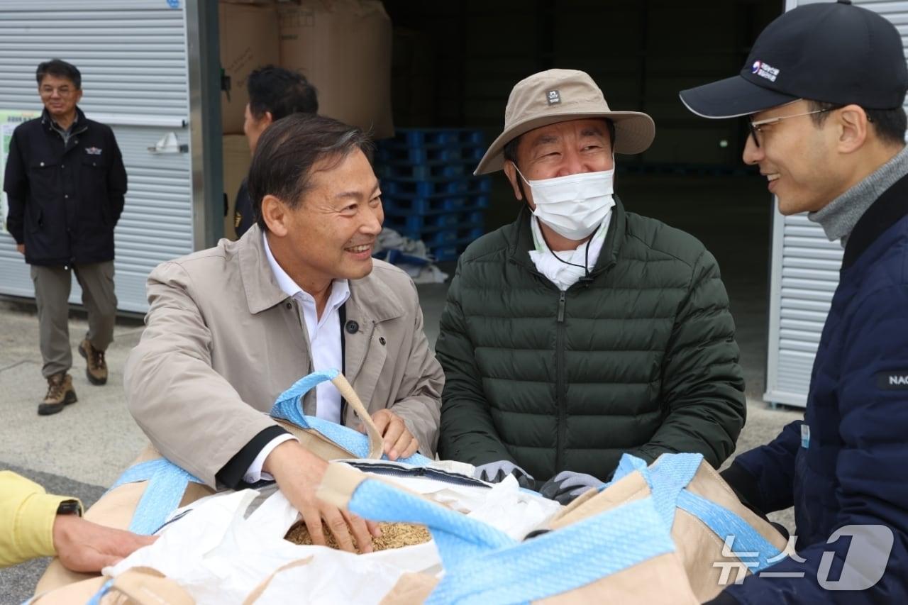 본문 이미지 - 29일 전춘성 전북 진안군수가 백운면에서 실시되고 있는 공공비축미곡 매입 현장을 방문해 농민들을 만나고 있다.(진안군 제공, 재판매 및 DB 금지)2026.10.29/뉴스1