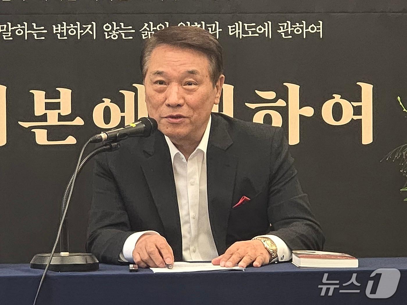 본문 이미지 - 29일 서울 중구 프란치스코교육관에서 열린 '기본에 대하여' 출간 기념 간담회에서 후덕죽이 책 집필 과정을 설명하고 있다. ⓒ 뉴스1 김정한 기자