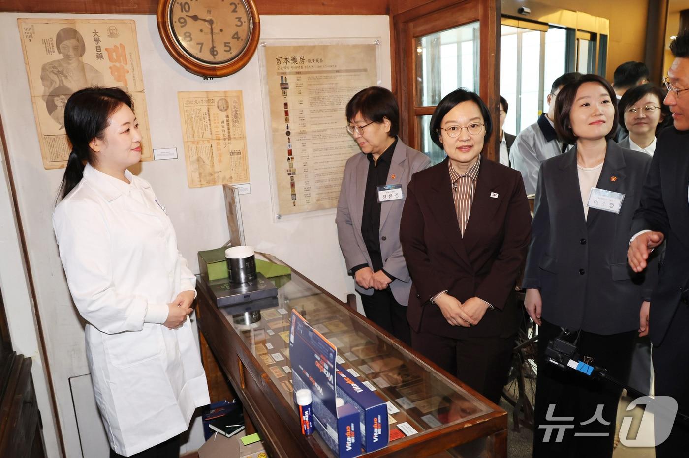 본문 이미지 - 한성숙 국무총리가 29일 천안시 종근당 천안공장에서 열린 국가정책조정회의에 앞서 창업 당시종근당 약방 부스를 방문하여 설명을 듣고 있다. 2026.10.29 ⓒ 뉴스1 김기남 기자