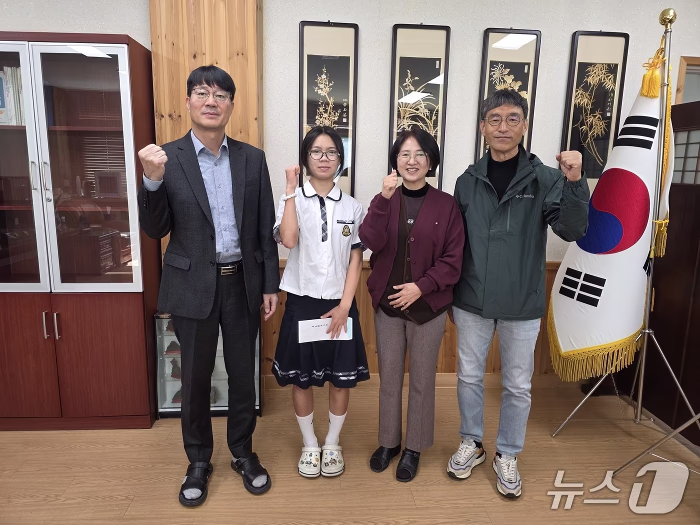 본문 이미지 - 세계롤러 스피드스케이트 선수권대회에서 동메달 목에 건 전예슬(왼쪽 두번째).(제천시체육회 제공. 재판매 및 DB 금지) 2026.10.29/뉴스1  