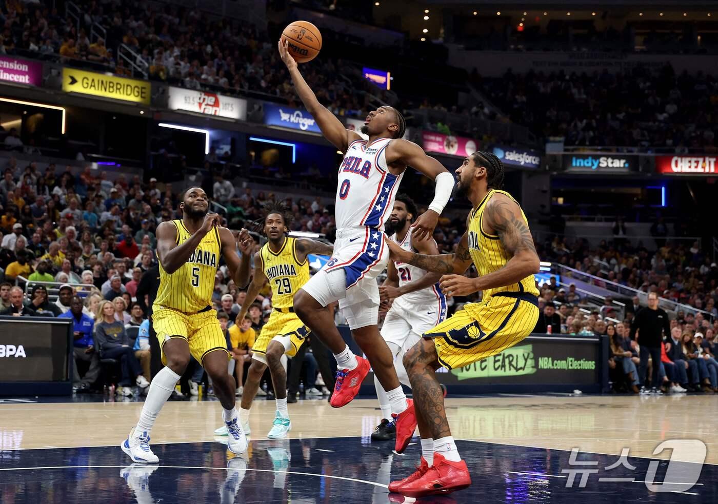 본문 이미지 - 필라델피아 세븐티식서스 가드 타이리스 맥시(0번)가 28일(한국시간) 열린 2026-27 NBA 정규리그 인디애나 페이서스전에서 슛을 시도하고 있다. ⓒ AFP=뉴스1