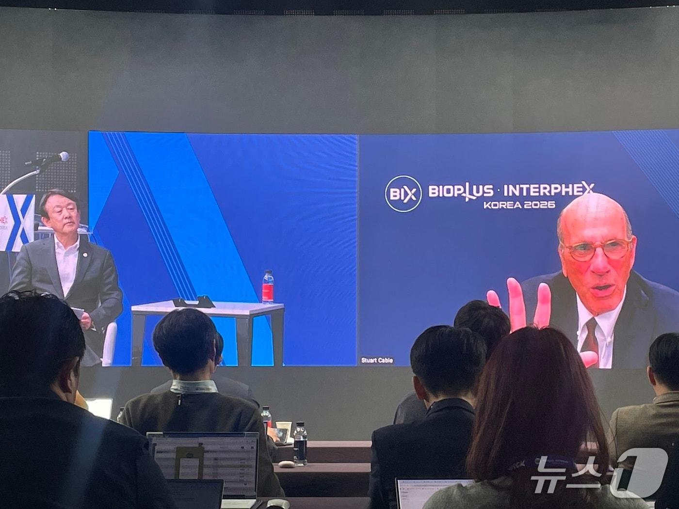 본문 이미지 - (좌)이병건 플래그십 파이오니어링 특별고문과 (우)스튜어트 케이블 굿인(Goodwin) 부회장이 29일 서울 코엑스에서 열린 'BIX2026'에서 대담하고 있다. 2026.10.29 ⓒ 뉴스1 임여익 기자