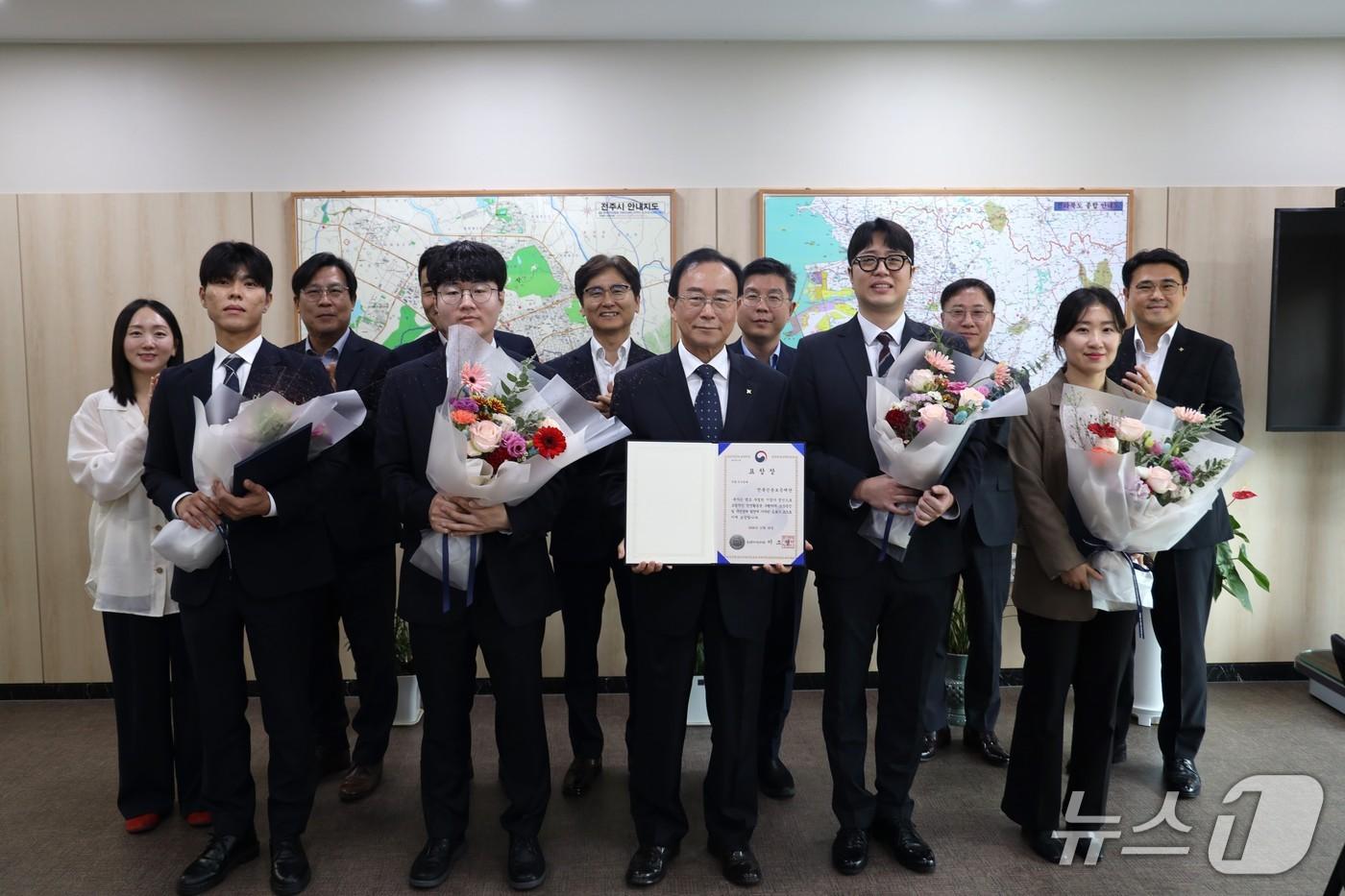 본문 이미지 - 전북신용보증재단이 최근 부산 벡스코에서 열린 '2026 대한민국 소상공인대회'에서 중소벤처기업부장관 표창을 수상했다.(전북신용보증재단 제공. 재판매 및 DB 금지)