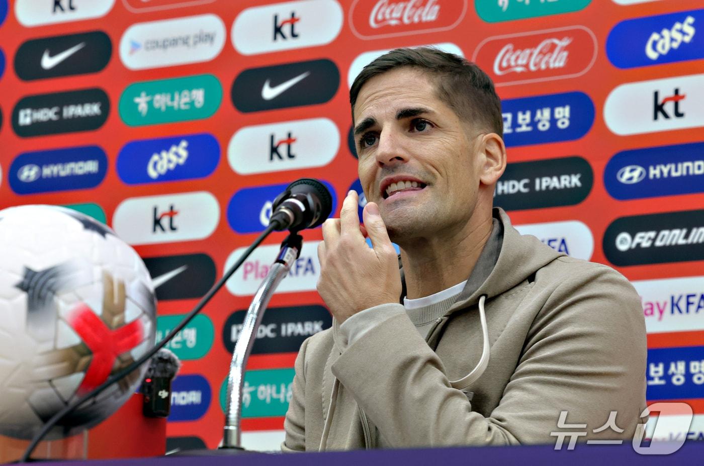 본문 이미지 - 로베르트 모레노 한국 남자 축구 대표팀 감독이 29일 천안시 코리아풋볼파크에서 11월 중동 원정 평가전에 나설 축구대표팀 명단을 발표하고 있다. 2026.10.29 ⓒ 뉴스1 김기남 기자