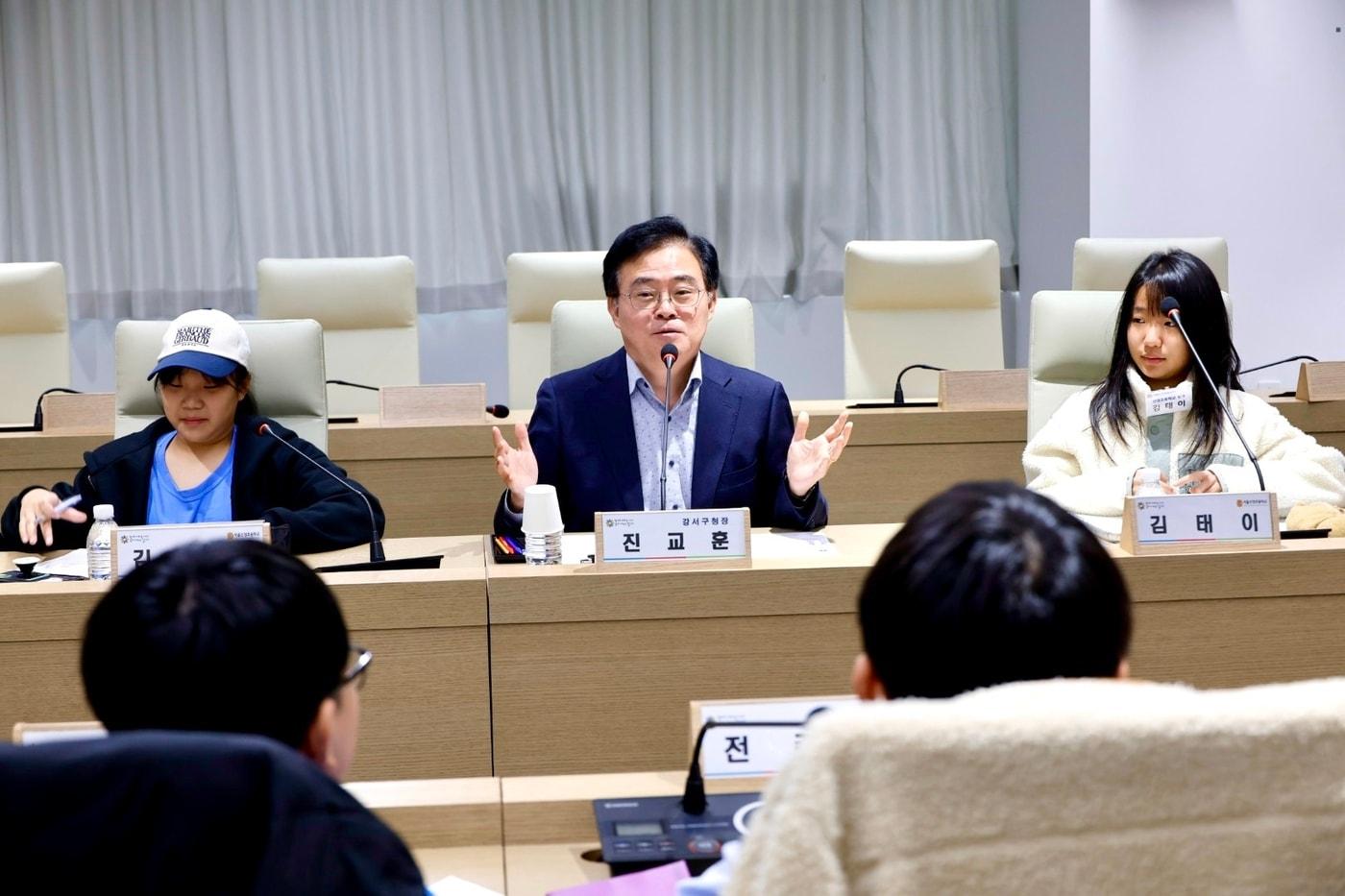 본문 이미지 - 진교훈 강서구청장과 신정초등학교 학생들이 인터뷰하고 있다. (강서구 제공)