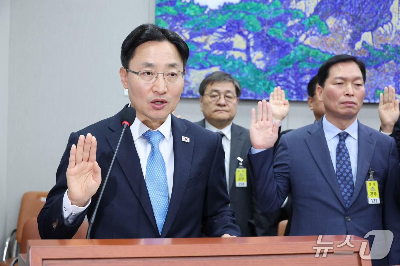 본문 이미지 - 임광현 대통령 비서실장이 29일 서울 여의도 국회에서 열린 국회운영위원회의 대통령 비서실 등에 대한 국정감사에서 증인 선서를 하고 있다. 2026.10.29 ⓒ 뉴스1 신웅수 기자
