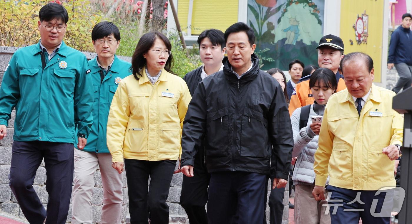 본문 이미지 - 오세훈 서울시장이 29일 서울 마포구 홍대 관광특구를 방문해 핼러윈 대비 현장점검을 하고 있다. (공동취재) 2026.10.29 ⓒ 뉴스1 김성진 기자