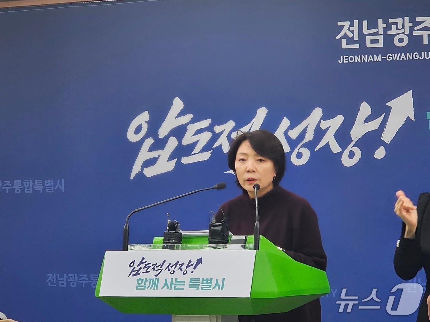 본문 이미지 - 윤난실 전남광주통합특별시 시민주권부시장이 29일 광주청사에서 'GGM 상생발전 및 미래전략 TF' 구성에 대해 발표하고 있다. 2026.10.29/뉴스1 최성국 기자
