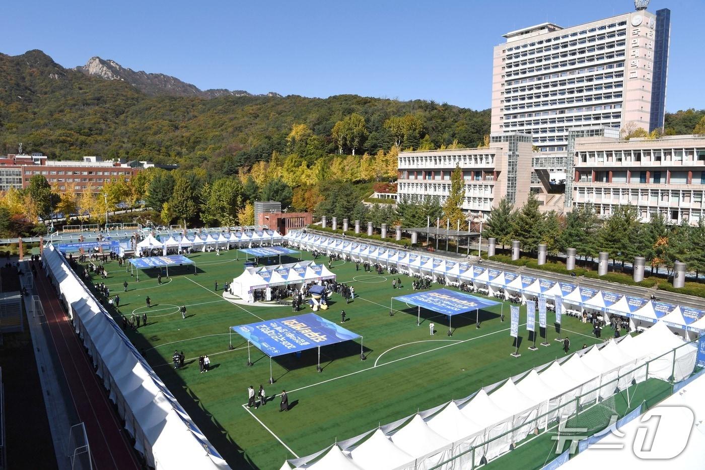 본문 이미지 - 국민대학교는 지난 28일 교내 대운동장에서 개최한 '2026 졸업선배와 함께하는 직무박람회'를 열었다.(국민대 제공)