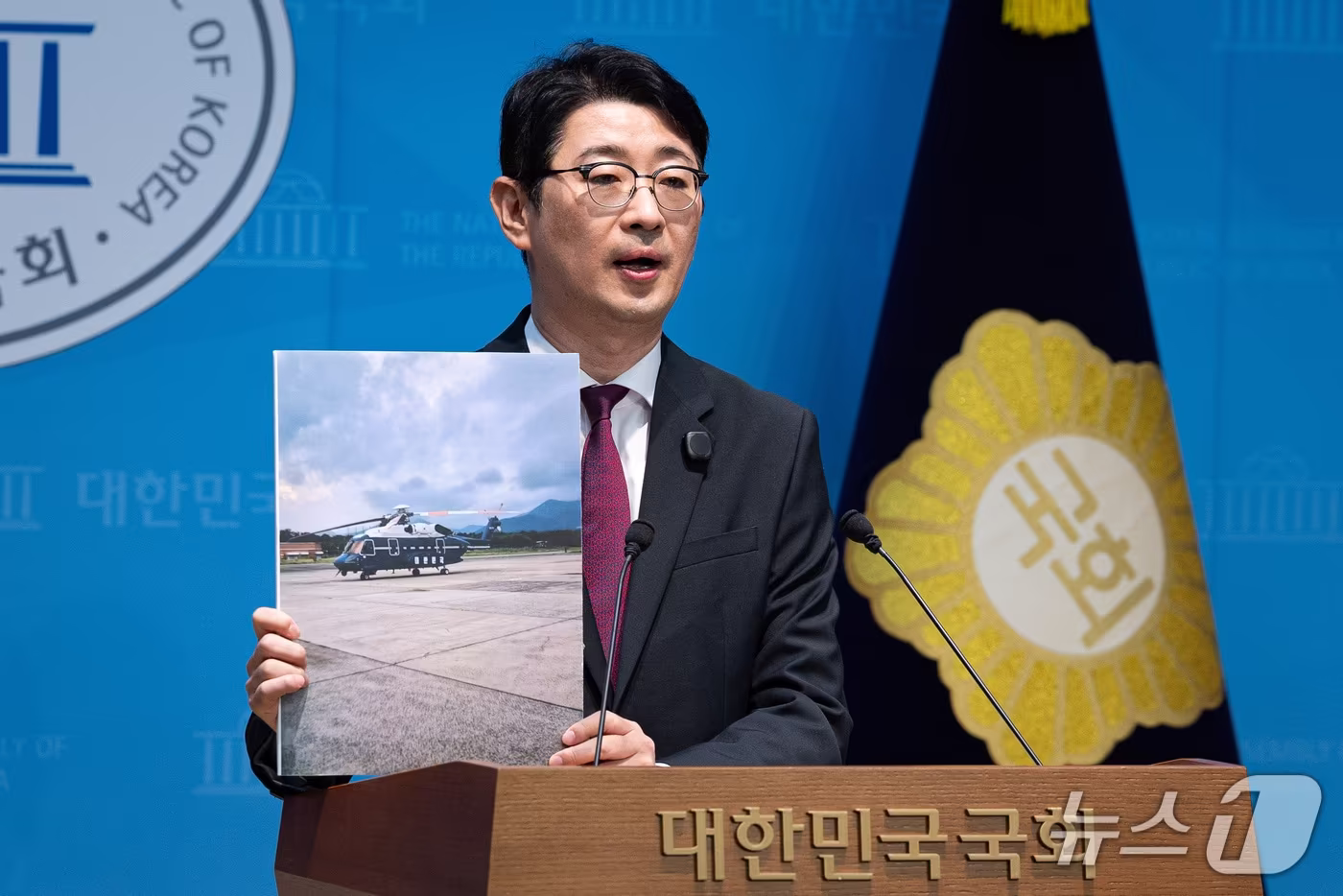 본문 이미지 - 주진우 국민의힘 의원이 29일 서울 여의도 국회 소통관에서 이재명 대통령 가족의 헬기를 이용한 황제골프 의혹 긴급 기자회견을 하고 있다. 2026.10.29 ⓒ 뉴스1 유승관 기자