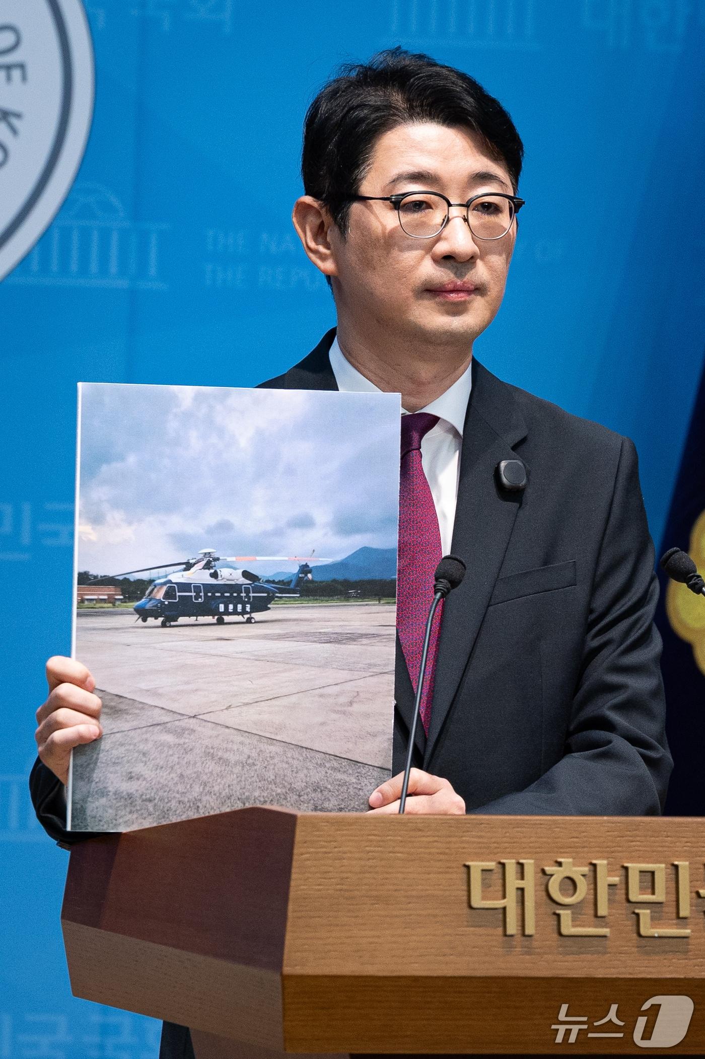 본문 이미지 - 주진우 국민의힘 의원이 29일 서울 여의도 국회 소통관에서 이재명 대통령 가족의 헬기를 이용한 황제골프 의혹 긴급 기자회견을 하고 있다. 2026.10.29 ⓒ 뉴스1 유승관 기자