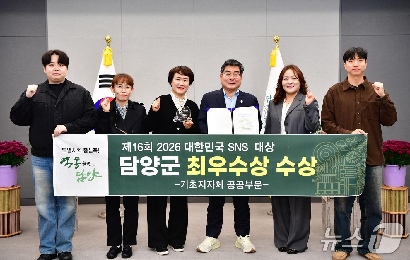 본문 이미지 - 전남광주 담양군이 제16회 대한민국 SNS 대상에서 최우수상을 수상했다. 박종원 군수와 임순미 참여소통실장, 최은정 홍보팀장 등 관계자들의 기념사진.(담양군 제공. 재배포 및 DB 금지)