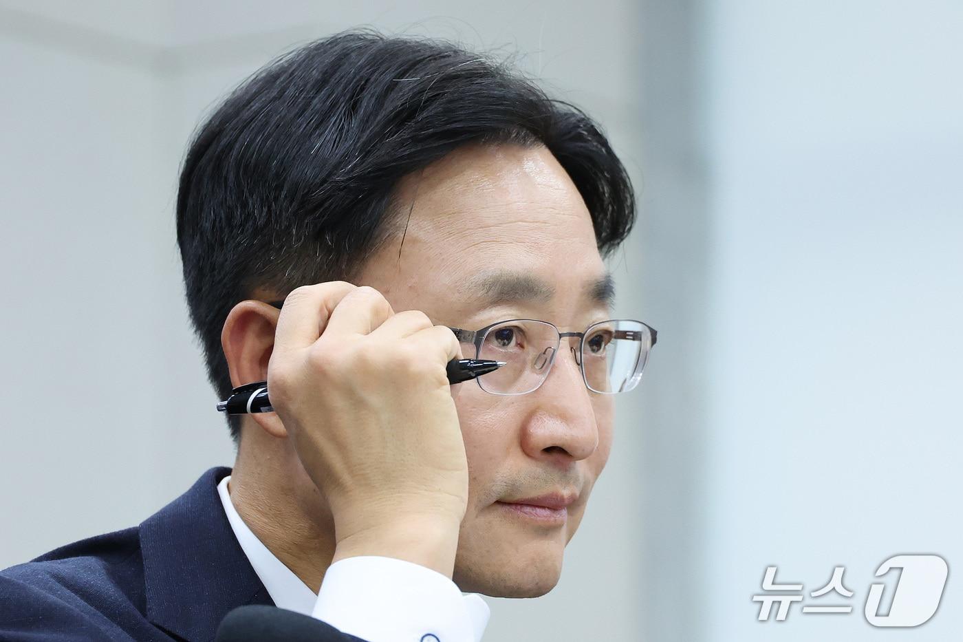 본문 이미지 - 임광현 대통령 비서실장이 29일 서울 여의도 국회에서 열린 국회운영위원회의 대통령 비서실 등에 대한 국정감사에서 생각에 잠겨 있다. 2026.10.29 ⓒ 뉴스1 신웅수 기자