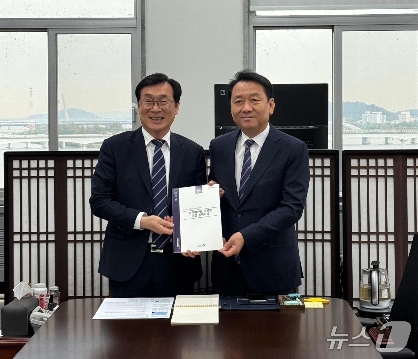 본문 이미지 - 왼쪽부터 이장섭 청주시장, 이광재 국회 예산결산특별위원장.(시 제공. 재판매 및 DB 금지) 2026.10.29/뉴스1