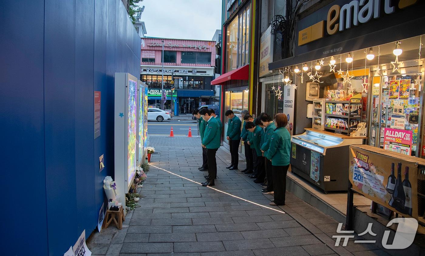 본문 이미지 - 김경대 용산구청장과 간부 공무원들이 29일 아침 10·29 이태원 참사 4주기를 맞아 참사 현장을 찾아 희생자들을 추모하고 있다.(용산구청 제공)