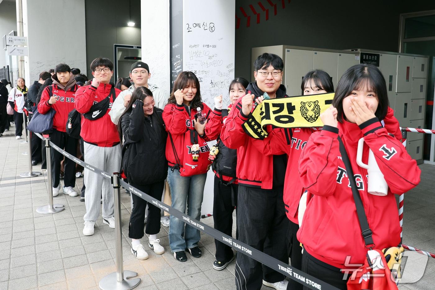 본문 이미지 - 2026 신한 SOL KBO 포스트시즌 플레이오프 3차전 삼성 라이온즈와 KIA 타이거즈 경기가 열리는 29일 오후 전남광주 북구 기아챔피언스필드에서 타이거즈 팬들이 선수 응원가를 부르며 입장을 기다리고 있다. 2026.10.29 ⓒ 뉴스1 조수민 기자