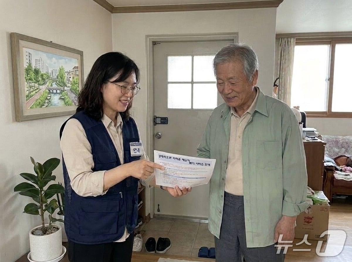 본문 이미지 - 성북구 체납관리단(왼쪽)이 소액 체납 주민에게 납부 안내와 경제적 어려움을 겪을 경우 복지 서비스 연결을 설명하고 있다.(성ㅂ구구 제공)