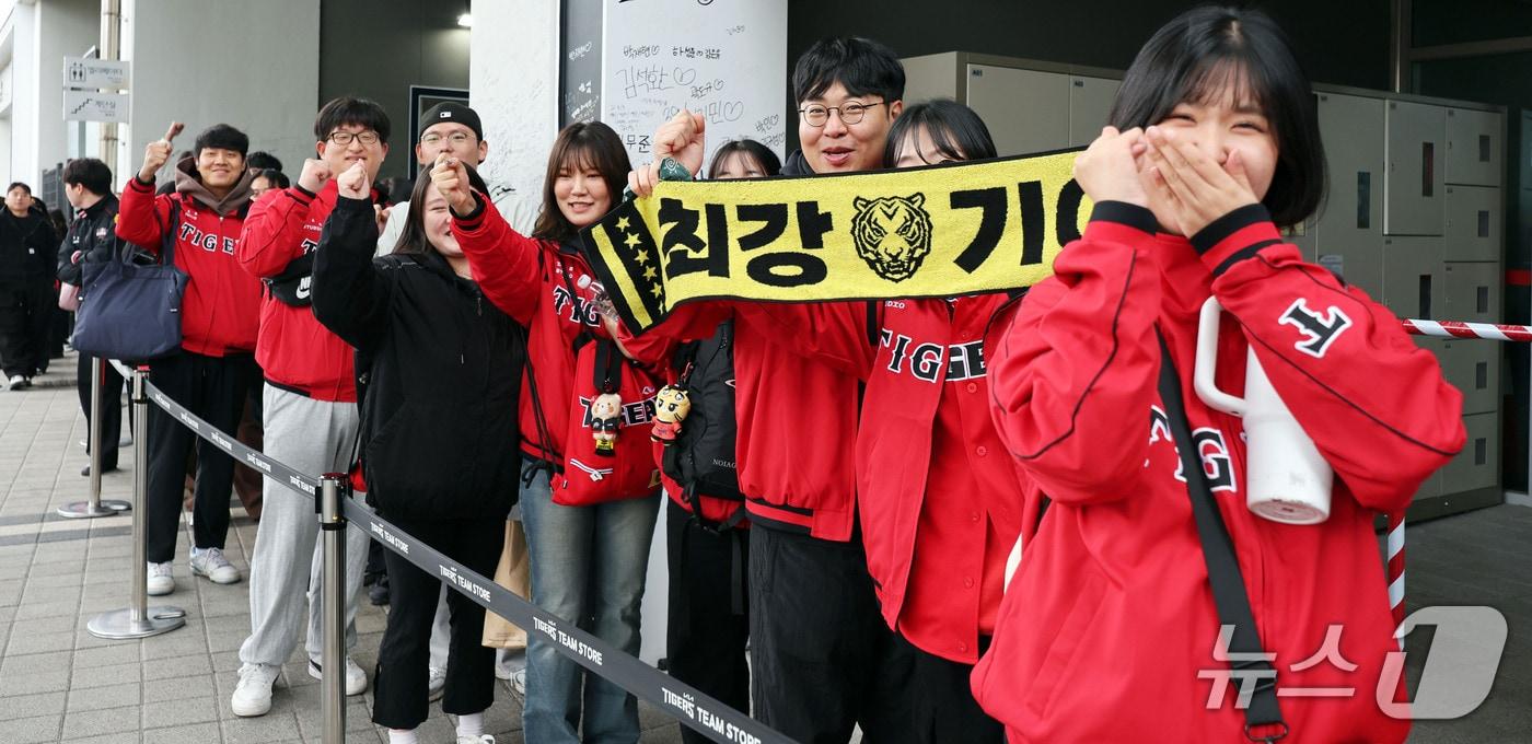 본문 이미지 - 2026 신한 SOL KBO 포스트시즌 플레이오프 3차전 삼성 라이온즈와 KIA 타이거즈 경기가 열리는 29일 오후 전남광주 북구 기아챔피언스필드에서 타이거즈 팬들이 응원가를 부르며 입장을 기다리고 있다. ⓒ 뉴스1 조수민 기자