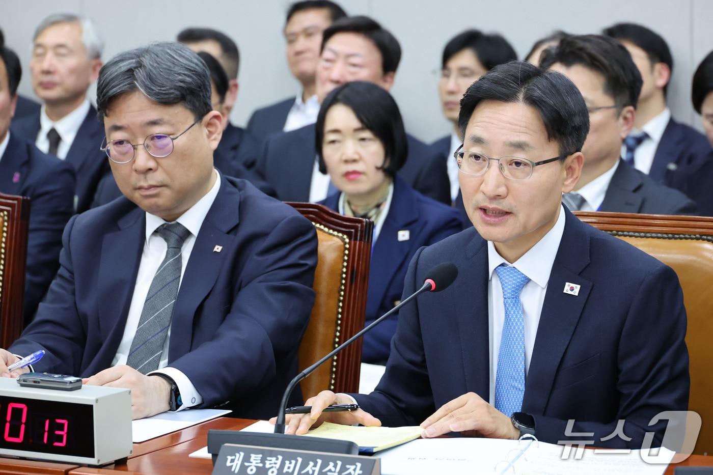 본문 이미지 - 임광현 대통령 비서실장이 29일 서울 여의도 국회에서 열린 국회운영위원회의 대통령 비서실 등에 대한 국정감사에서 의원 질의에 답변하고 있다. 2026.10.29 ⓒ 뉴스1 신웅수 기자
