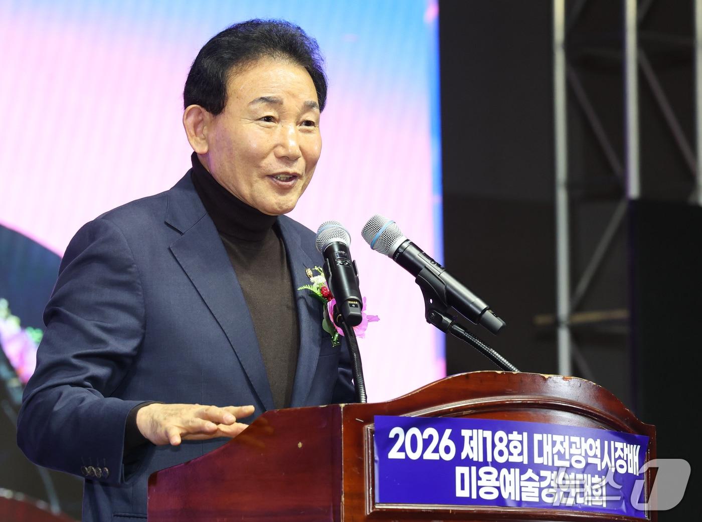 본문 이미지 - 박용갑 더불어민주당 의원이 29일 대전 중구 한밭체육관에서 열린 제18회 대전시장배 미용예술경연대회에서 축사하고 있다. 2026.10.29 ⓒ 뉴스1 김기태 기자