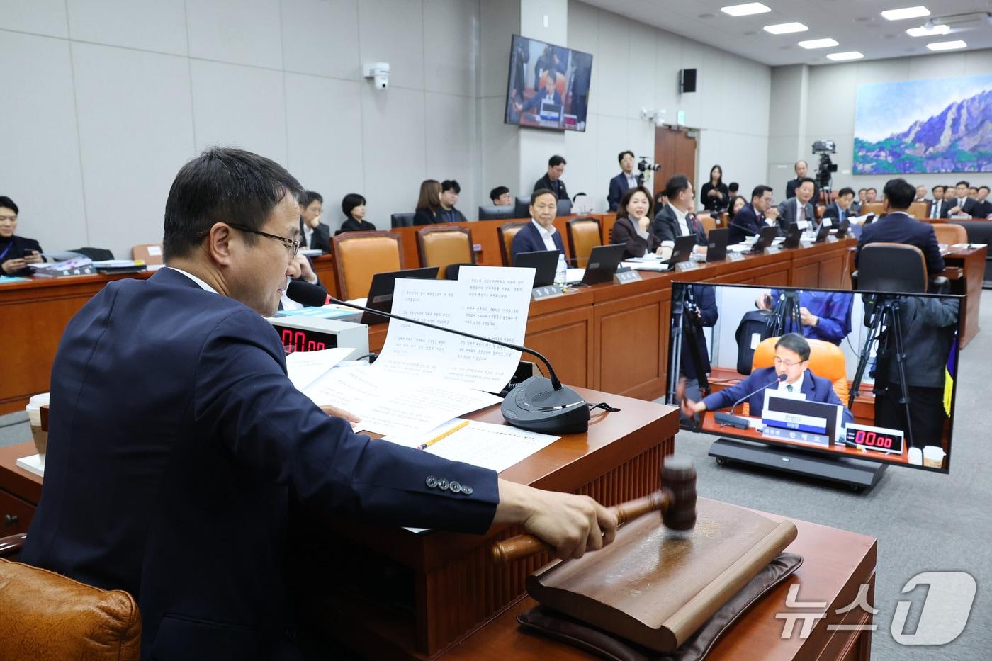 본문 이미지 - 한병도 위원장이 29일 서울 여의도 국회에서 열린 국회운영위원회의 대통령 비서실 등에 대한 국정감사에서 감사 중지를 선언하고 있다. ⓒ 뉴스1 신웅수 기자