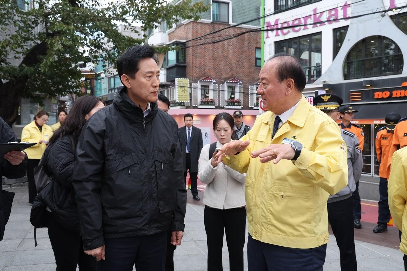 본문 이미지 - 유동균 마포구청장과 오세훈 서울시장이 29일 홍대 관광특구를 찾아 핼러윈 대비 안전관리 현황을 점검하고 있다. (마포구 제공)