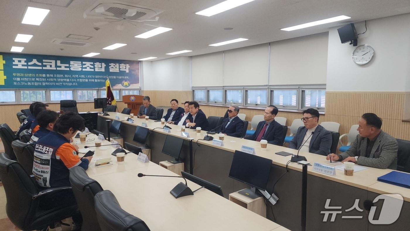 본문 이미지 - 포항지역발전협의회는 29일 포스코 노조 사무실을 방문해 김성호 위원장과 대화를 나누고 있다. (포항발전협의회 제공. 재판매 및 DB 금지) 2026.10.29/뉴스1 