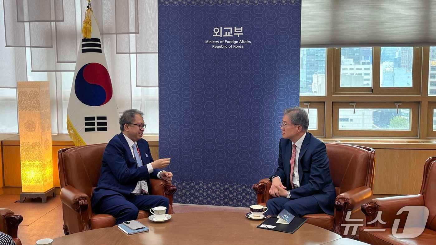 본문 이미지 - 외교부는 김희상 G20 셰르파가 에디 프리오 팜부디 인도네시아 G20 셰르파와 만나 마이애미 G20 정상회의 및 2028년 G20 정상회의 개최와 관련한 협력 방안에 대해 의견을 교환했다고 29일 밝혔다.