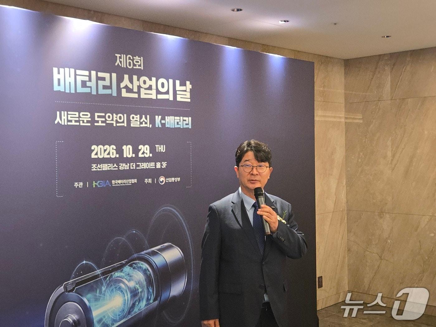 본문 이미지 - 엄기천 한국배터리산업협회(KBIA) 회장 겸 포스코퓨처엠 대표이사가 29일 서울 강남구 조선팰리스 호텔에서 열린 '제6회 배터리 산업의 날' 기념식에서 취재진 질문에 답변하고 있다. 2026.10.29/뉴스1 김성식 기자
