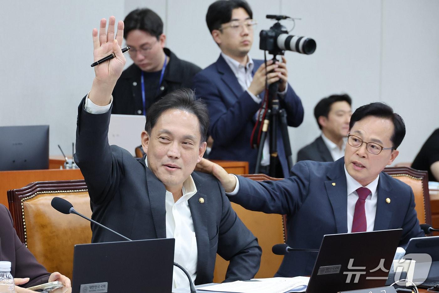 본문 이미지 - 김태규 국민의힘 의원이 29일 서울 여의도 국회에서 열린 국회운영위원회의 대통령 비서실 등에 대한 국정감사에서 의사진행 발언을 신청하고 있다. 2026.10.29 ⓒ 뉴스1 신웅수 기자