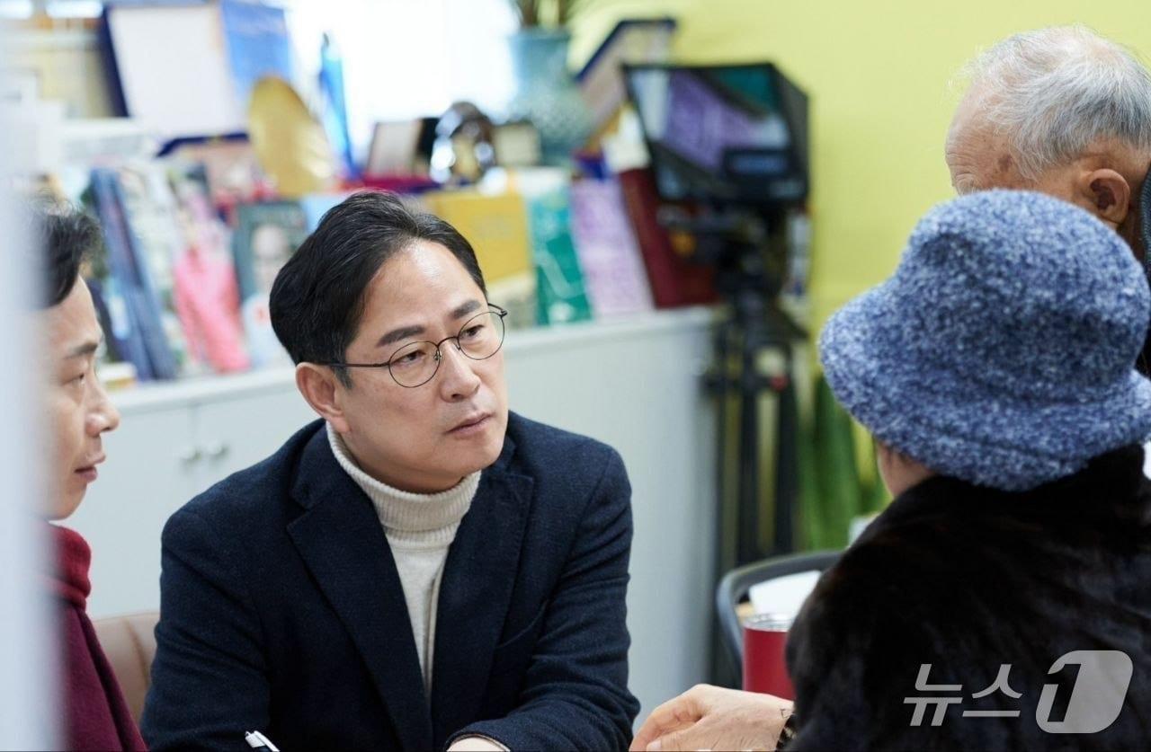 본문 이미지 - 박수영 국민의힘 의원(부산 남구)이 주민 민원 청취 프로그램 '국쫌만'(국회의원 쫌 만납시다)을 통해 주민들의 의견을 듣고 있다. 2020년 6월 13일 처음 시작해 매주 토요일 열리는 국쫌만은 오는 31일 300회째를 맞는다. (박수영 의원실 제공. 재판매 및 DB 금지)