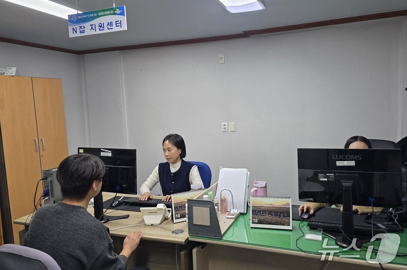 본문 이미지 - N잡 지원센터에서 상담이 이뤄지고 있다.(북구청 제공. 재판매 및 DB금지)