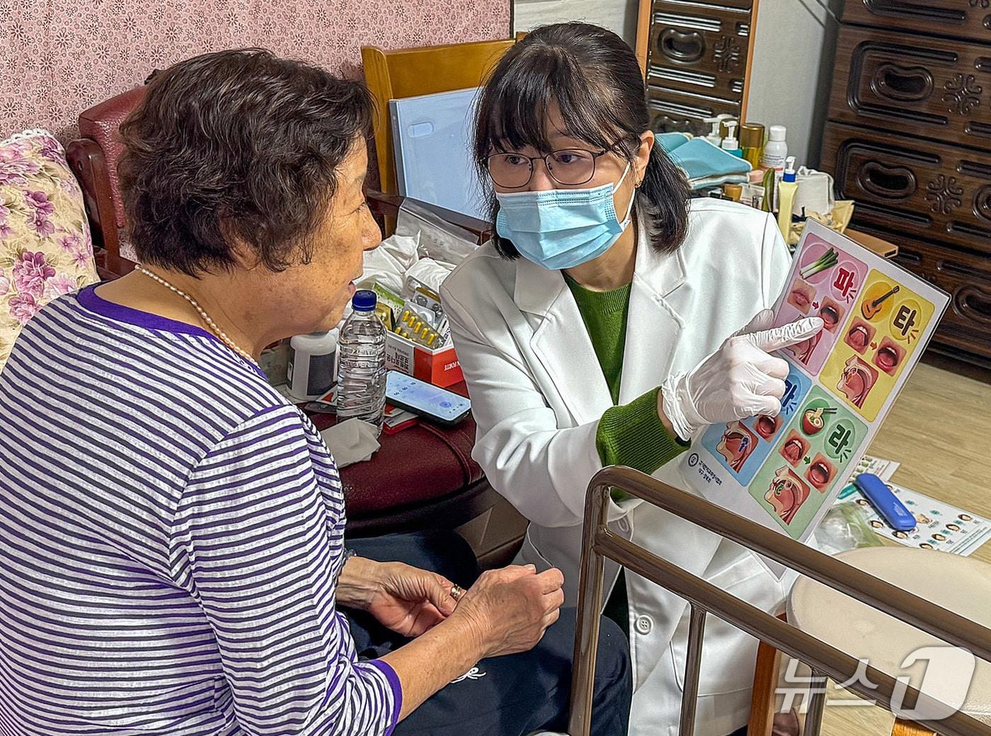 본문 이미지 - 한 통합돌봄 대상자 가정을 방문한 대구형 통합돌봄 방문 구강관리 관계자가 대상자의 구강 상태를 확인하고 있다. (대구보건대 제공. 재판매 및 DB 금지)