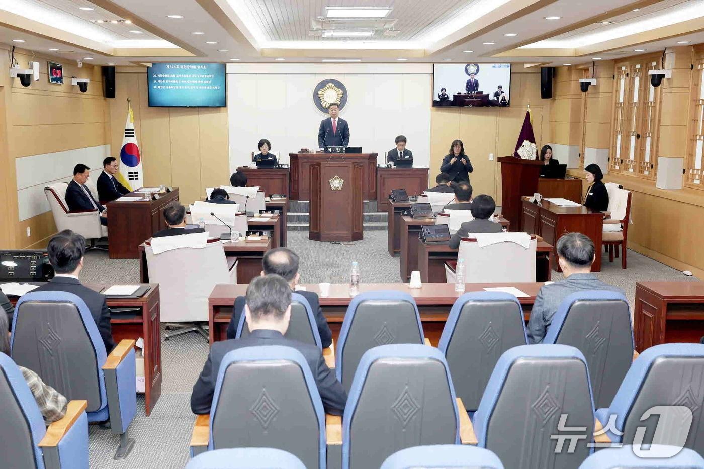 본문 이미지 - 29일 충남 태안군의회 본회의장에서 열린 제324회 임시회 제6차 본회의에서 김영인 의장이 회의를 주재하고 있다.(태안군의회 제공. 재판매 및 DB 금지)