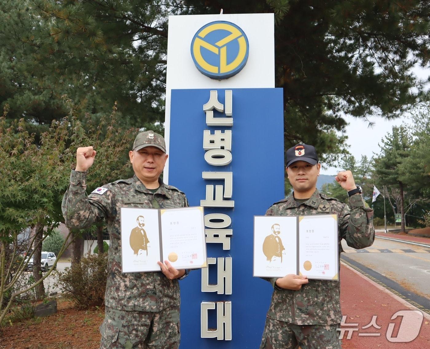 본문 이미지 - 육군 37사단 신병교육대대 소속 주훈 원사(왼쪽)와 박동진 중사. (37사단 제공. 재판매 및 DB 금지) 2026.10.29/뉴스1