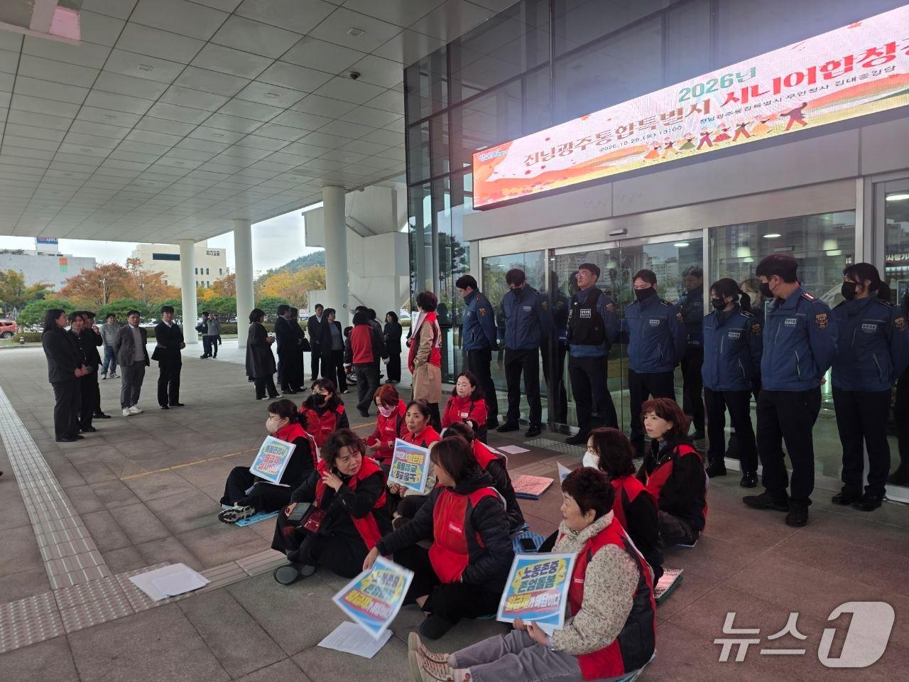 본문 이미지 - 29일 전남광주통합특별시 무안군청 앞에서 돌봄서비스노동조합 광주지부 조합원들이 천막을 치고 돌봄노동자 처우 개선 및 월급제 전환 등을 촉구하며 천막 단식농성을 벌이고 있다.(노조 제공. 재판매 및 DB 금지)