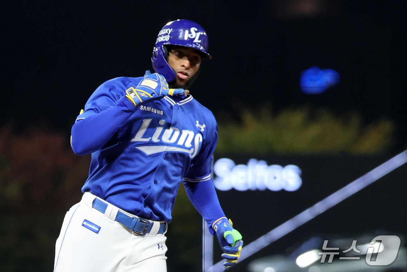 본문 이미지 - 29일 오후 전남광주 기아챔피언스필드에서 열린 프로야구 2026 신한 SOL KBO 포스트시즌 플레이오프 3차전 삼성 라이온즈와 KIA 타이거즈의 경기, 1회초 2사 1루 상황 삼성 디아즈가 투런 홈런을 날린 뒤 홈으로 향하고 있다. 2026.10.29 ⓒ 뉴스1 박지혜 기자
