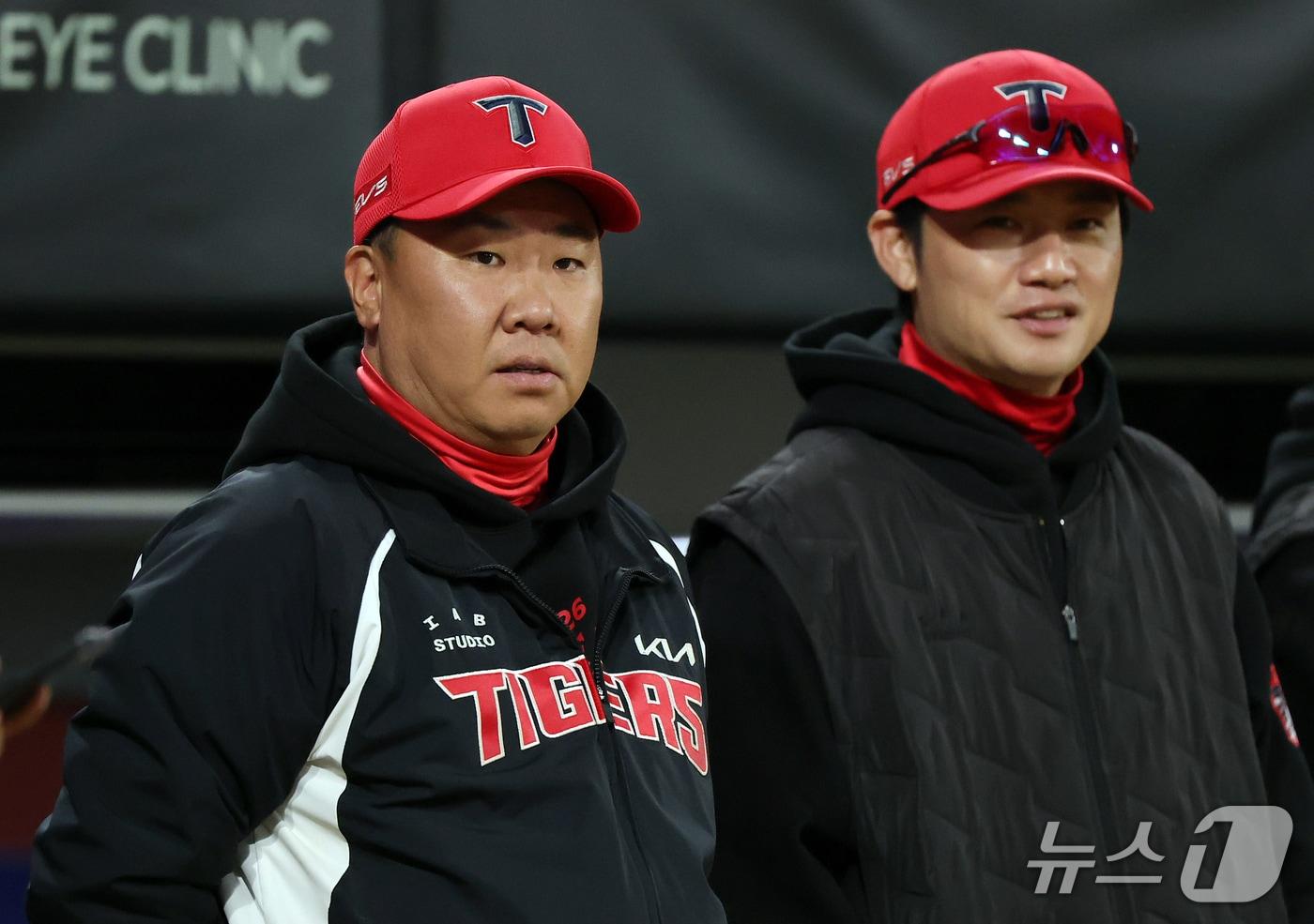 본문 이미지 - 29일 오후 전남광주 기아챔피언스필드에서 열린 프로야구 2026 신한 SOL KBO 포스트시즌 플레이오프 3차전 삼성 라이온즈와 KIA 타이거즈의 경기, KIA 이범호 감독과 손승락 수석코치가 삼성 더그아웃을 응시하고 있다. 2026.10.29 ⓒ 뉴스1 김진환 기자