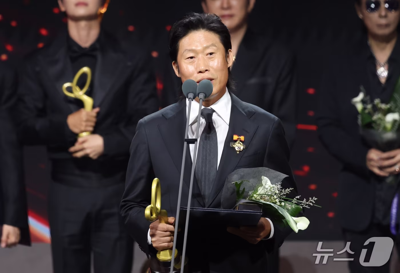 본문 이미지 - 배우 유해진이 29일 오후 서울 중구 국립극장 해오름극장에서 열린 '제17회 대한민국 대중문화예술상 시상식‘에서 대통령 표장을 받은 뒤 소감을 말하고 있다. 2026.10.29 ⓒ 뉴스1 권현진 기자